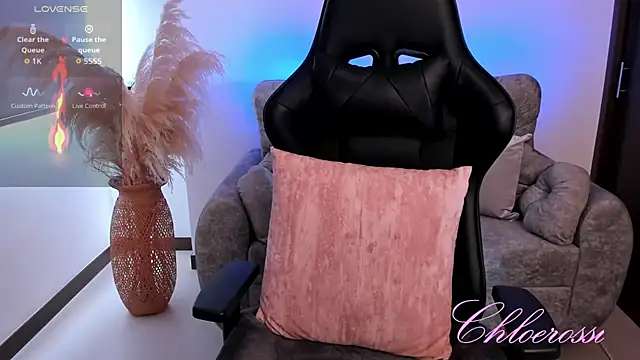 chloerossi online show from April 7, 2026, 6:32 pm