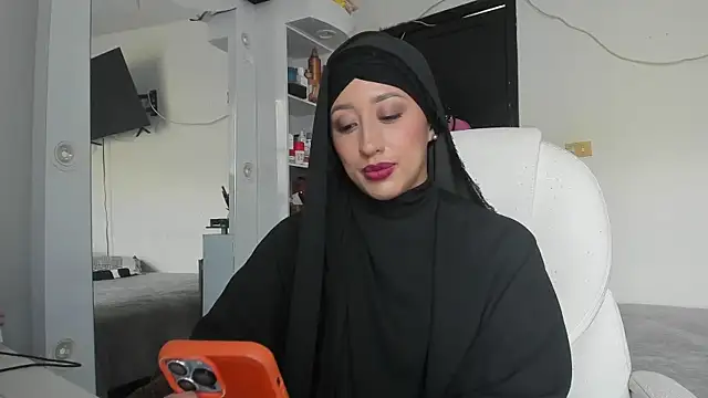 adila anich online show from October 3, 2025, 10:00 pm