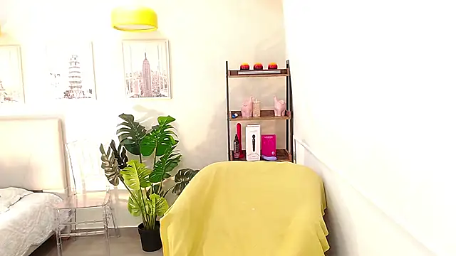 Sassy--Girl online show from March 17, 2025, 9:35 pm