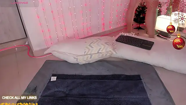 ohyesly  online show from December 2, 2025, 10:06 am