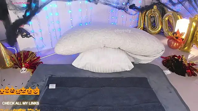 ohyesly  online show from October 31, 2025, 10:56 am