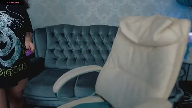 Daphne Moss online show from December 14, 2025, 2:22 pm