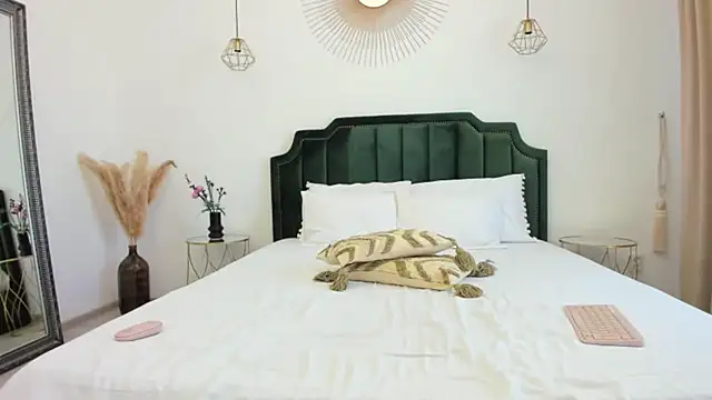 xLorenna online show from October 17, 2025, 7:44 am