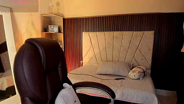  Niah  online show from December 18, 2025, 8:01 pm