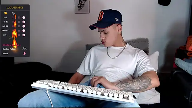 danilohot 19 online show from December 20, 2024, 9:06 pm