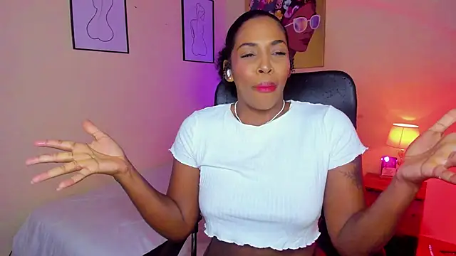 Snapshot of AitanaBrown_ chatting on September 19, 2025, 9:19 pm AitanaBrown online show from September 19, 2025, 9:19 pm
