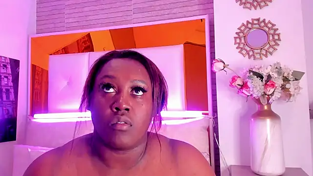 Snapshot of ShaniaBrownn chatting on October 7, 2025, 7:59 pm ShaniaBrownn online show from October 7, 2025, 7:59 pm