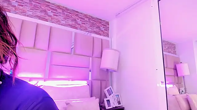 Snapshot of ShaniaBrownn chatting on October 18, 2025, 6:21 pm ShaniaBrownn online show from October 18, 2025, 6:21 pm