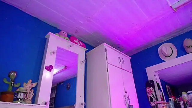 Snapshot of Lunahoney1 chatting on October 18, 2025, 2:08 pm Lunahoney1 online show from October 18, 2025, 2:08 pm