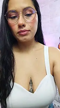 LauraRuiz1 online show from May 27, 2026, 1:04 am