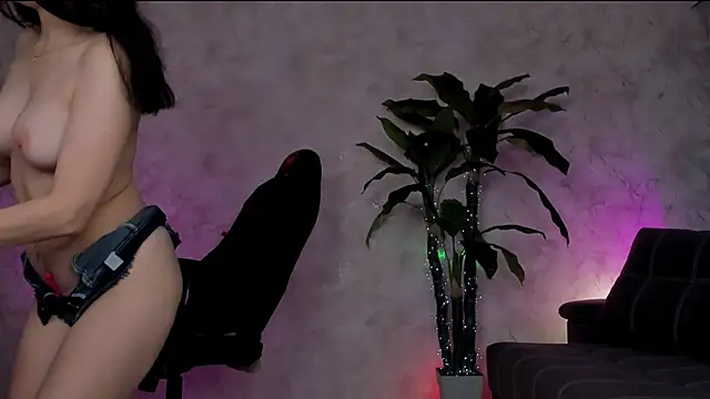 Emma7 online show from May 18, 2026, 4:07 am
