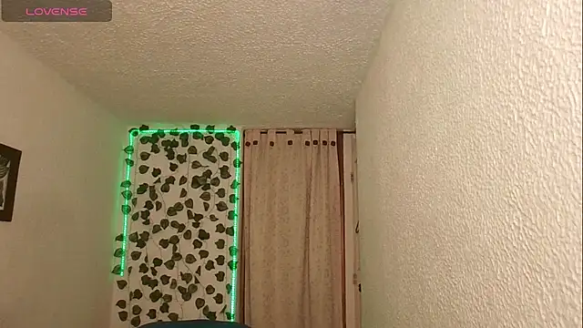 Snapshot of SexDiffrent chatting on December 17, 2025, 2:33 pm SexDiffrent online show from December 17, 2025, 2:33 pm