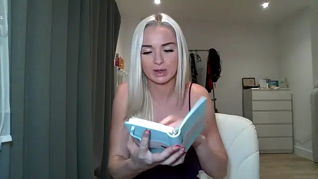 Snapshot of chelseablonde chatting on December 19, 2024, 10:32 pm chelseablonde online show from December 19, 2024, 10:32 pm