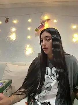 Snapshot of Hannahoff chatting on December 17, 2025, 10:26 pm Hannahoff online show from December 17, 2025, 10:26 pm