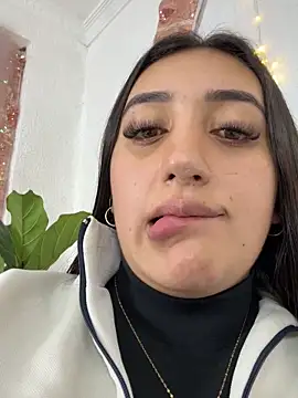 Snapshot of Hannahoff chatting on December 17, 2025, 2:05 am Hannahoff online show from December 17, 2025, 2:05 am