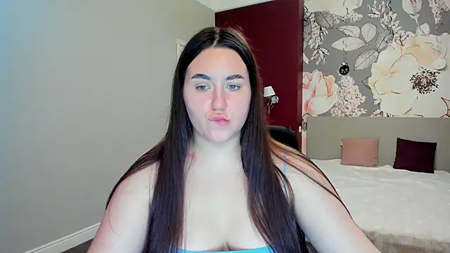 Snapshot of Roxie_Bradley chatting on November 18, 2025, 7:11 am Roxie Bradley online show from November 18, 2025, 7:11 am