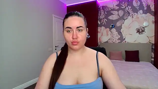 Snapshot of Roxie_Bradley chatting on May 4, 2026, 5:44 am Roxie Bradley online show from May 4, 2026, 5:44 am