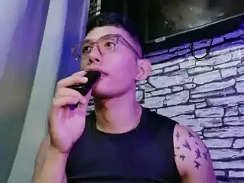 xlovercum online show from April 5, 2026, 3:51 pm