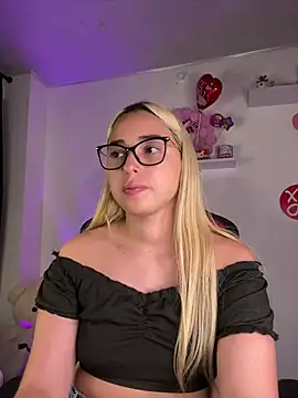 Snapshot of Irisweet_ chatting on February 19, 2025, 12:14 am Irisweet online show from February 19, 2025, 12:14 am