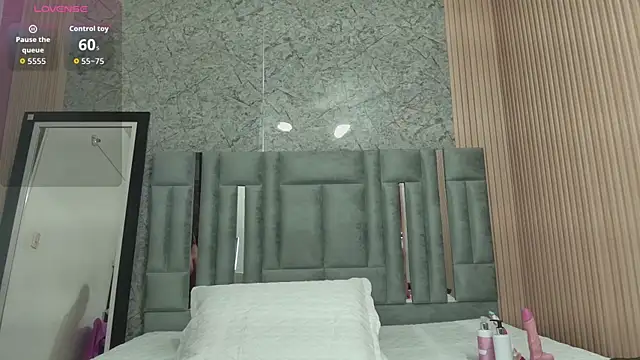 veronicaroose  online show from March 25, 2026, 12:48 pm