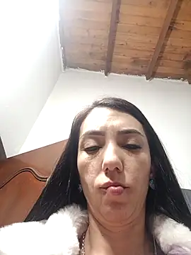 Snapshot of LunaZambrano chatting on May 6, 2026, 3:32 am LunaZambrano online show from May 6, 2026, 3:32 am