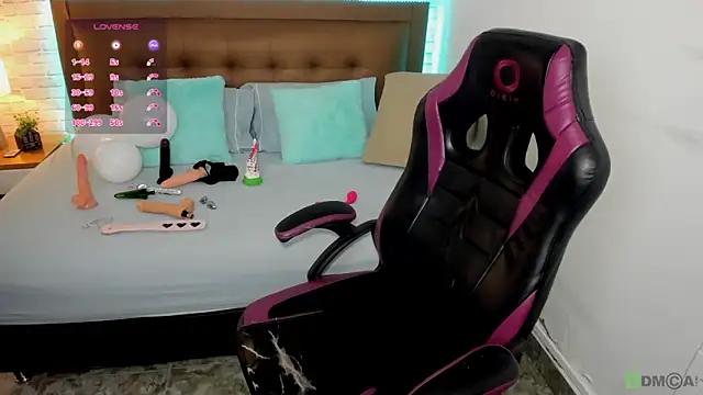 mila katts online show from November 11, 2025, 3:45 am