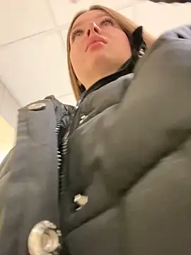 KrisMagnoly online show from October 22, 2025, 4:39 pm