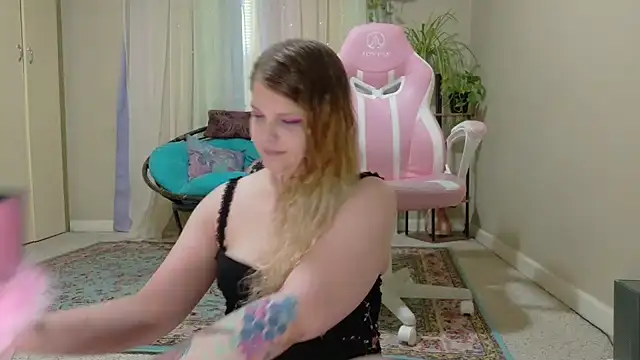 Emihaze online show from April 8, 2026, 3:46 pm