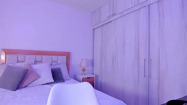 mia hank online show from October 10, 2025, 11:44 am