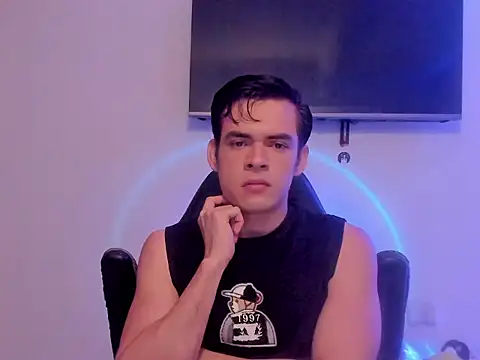 Snapshot of Lucian_Gomez_ chatting on November 6, 2025, 12:47 am Lucian Gomez online show from November 6, 2025, 12:47 am