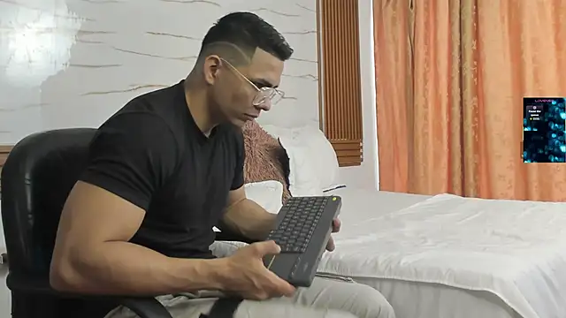 Snapshot of ChoreyTaiylor chatting on November 22, 2025, 3:22 pm ChoreyTaiylor online show from November 22, 2025, 3:22 pm