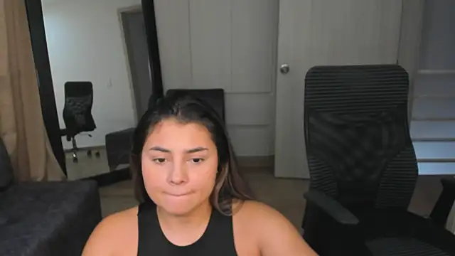 camilflores online show from December 31, 2024, 6:46 pm