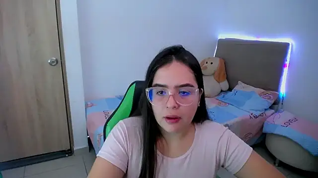 Snapshot of _alicia_z chatting on February 25, 2025, 5:30 pm alicia z online show from February 25, 2025, 5:30 pm