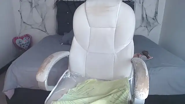 selena yourmilf online show from October 14, 2025, 3:01 pm