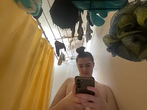 Snapshot of Snowbunnycake_131 chatting on February 8, 2026, 1:31 pm Snowbunnycake 131 online show from February 8, 2026, 1:31 pm