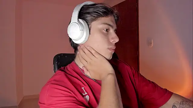 Snapshot of Giordano_Russo chatting on October 29, 2025, 12:42 am Giordano Russo online show from October 29, 2025, 12:42 am