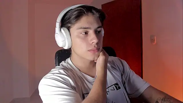 Snapshot of Giordano_Russo chatting on October 31, 2025, 4:42 am Giordano Russo online show from October 31, 2025, 4:42 am