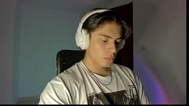 Snapshot of Giordano_Russo chatting on October 16, 2025, 12:52 am Giordano Russo online show from October 16, 2025, 12:52 am