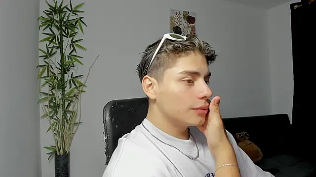 Snapshot of Giordano_Russo chatting on February 28, 2025, 9:23 pm Giordano Russo online show from February 28, 2025, 9:23 pm