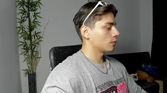 Snapshot of Giordano_Russo chatting on March 5, 2025, 7:17 pm Giordano Russo online show from March 5, 2025, 7:17 pm