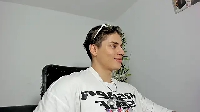 Snapshot of Giordano_Russo chatting on March 15, 2025, 11:50 pm Giordano Russo online show from March 15, 2025, 11:50 pm