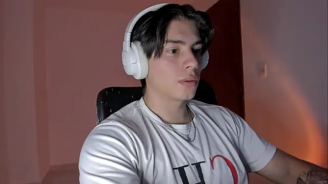 Snapshot of Giordano_Russo chatting on November 14, 2025, 2:04 am Giordano Russo online show from November 14, 2025, 2:04 am