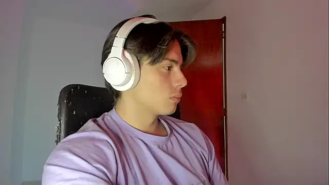 Snapshot of Giordano_Russo chatting on October 17, 2025, 8:32 pm Giordano Russo online show from October 17, 2025, 8:32 pm