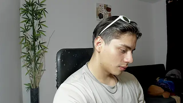 Snapshot of Giordano_Russo chatting on March 6, 2025, 2:30 am Giordano Russo online show from March 6, 2025, 2:30 am