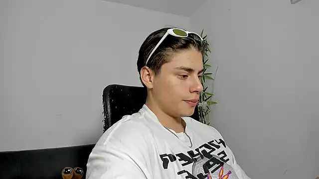 Snapshot of Giordano_Russo chatting on March 15, 2025, 8:43 pm Giordano Russo online show from March 15, 2025, 8:43 pm