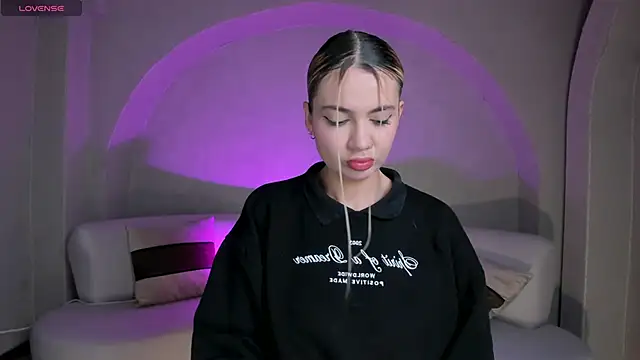 NiaHolland online show from October 27, 2025, 11:33 am