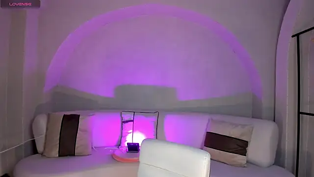 NiaHolland online show from October 29, 2025, 7:35 pm