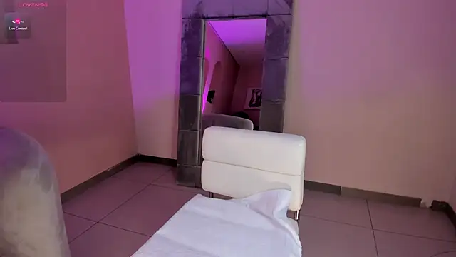 NiaHolland online show from March 21, 2025, 2:18 pm