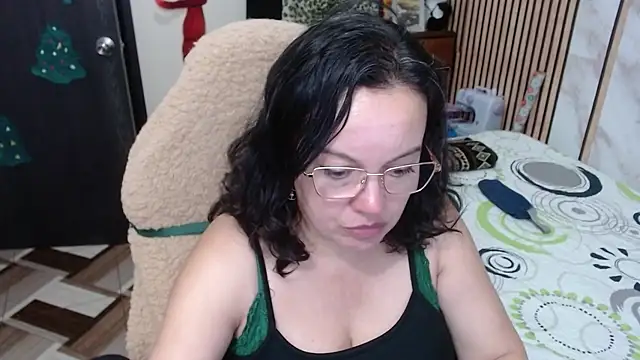 Sonialorens  online show from December 20, 2025, 12:02 am