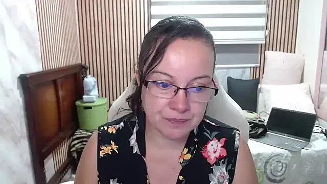 Snapshot of Sonialorens_ chatting on June 9, 2026, 8:21 pm Sonialorens online show from June 9, 2026, 8:21 pm